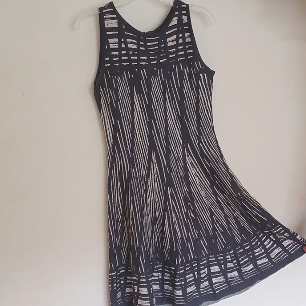 Nic + Zoe dress, beautiful fitted sleeveless dark gray, Stretchy, ruffled bottom